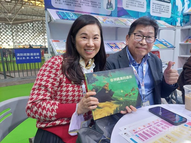 童書創作者、學者嚴淑女(左)和華品文創總經理王承惠(右)14日在上海國際童書展台灣童書聯合展區受訪。中央社記者張淑伶上海攝 114年11月14日