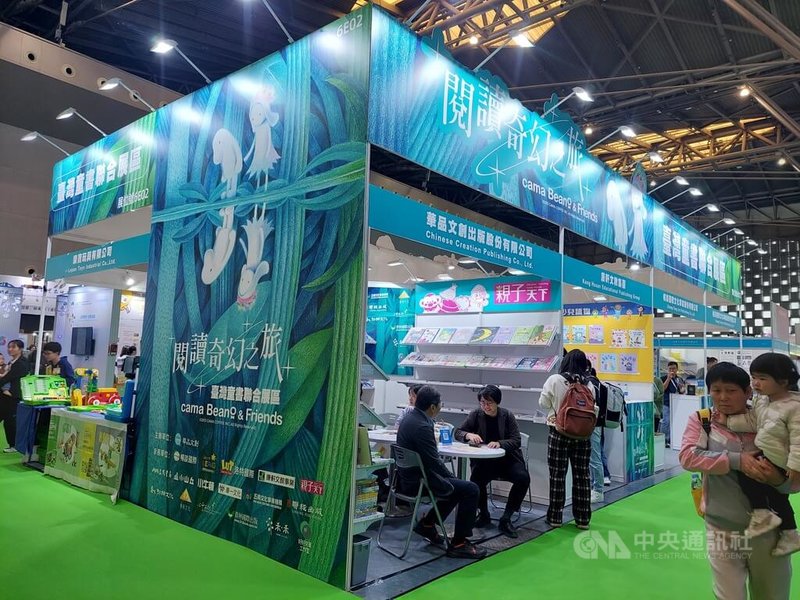 第12屆上海國際童書展14日至16日舉行,台灣童書聯合展區由華品文創公司負責規劃辦理,今年有康軒、聯經、親子天下等24家出版單位參加。中央社記者張淑伶上海攝 114年11月14日