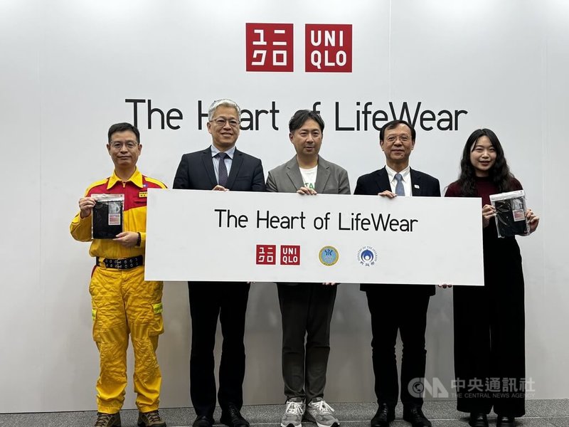 衛生福利部、台灣優衣庫公司（UNIQLO Taiwan）及內政部14日共同舉辦「The Heart of LifeWear全球送暖行動」發熱衣捐贈儀式，致敬社工與消防。中央社記者沈佩瑤攝　114年11月14日