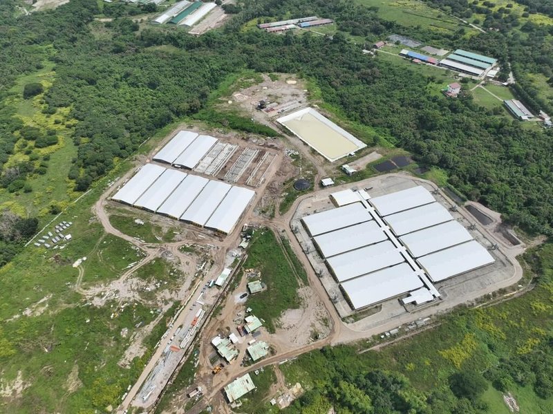 旅菲台商呂秀男在巴丹省(Bataan)設有兩座養豬場,豬隻總數超過3萬頭,圖為其中一座養豬場的空拍圖。(呂秀男提供)中央社記者林行健巴丹省傳真 114年11月14日