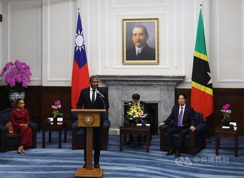 聖克里斯多福及尼維斯聯邦總理德魯（Terrance Drew）（左）伉儷率團14日上午前往會晤總統賴清德（右），致詞時指出持續深化兩國邦誼、互相學習成長。中央社記者趙世勳攝 114年11月14日