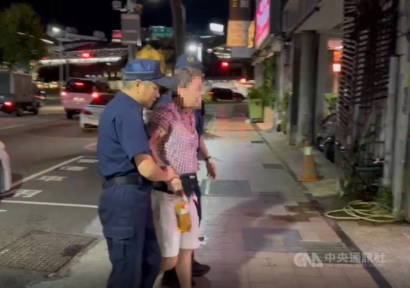 張姓男子(前右)13日晚間到台中澄清醫院平等院區,持鐵鎚毀損大門玻璃後騎機車逃逸,警方循線逮人法辦,他到案後聲稱,醫院未將他的病醫好才前往犯案。(翻攝照片)中央社記者蘇木春傳真 114年11月14日