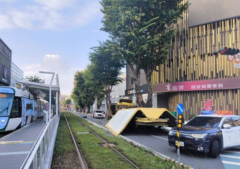 高雄1輛大貨車14日行經苓雅區大順三路時，車箱擦撞右側路樹崩塌分解，波及同向陳姓機車騎士，致陳男擦挫傷送醫，警方初判大貨車駕駛未注意車前，詳細肇因待釐清。（高市苓雅警分局提供）中央社記者洪學廣傳真　114年11月14日