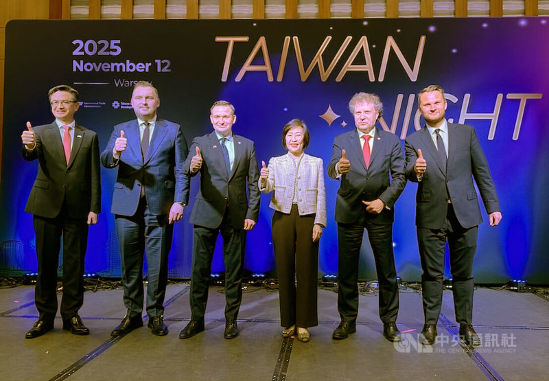 經濟部政務次長江文若（中）率團訪波蘭，在台灣之夜與波蘭經濟發展暨科技部政務次長雅羅斯（Michal Jaros）（左3），波蘭國會「波台國會小組」主席特魯斯科拉斯基（Krzysztof Truskolaski）（右1）等人合影。中央社記者彭維楀華沙攝 114年11月14日