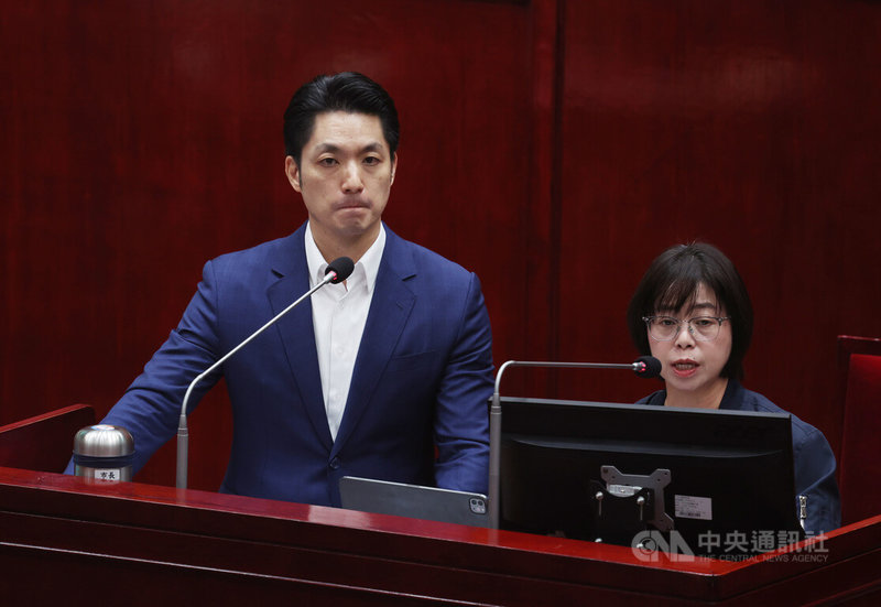 台北市長蔣萬安（左）14日赴議會報告表示，一殯舊址規劃目前初步構想是以公共服務為主、商業使用為輔，全街廓將改為特定專用區，並劃定更新地區，保留整體開發彈性。圖右為北市都發局長簡瑟芳。中央社記者張新偉攝　114年11月14日