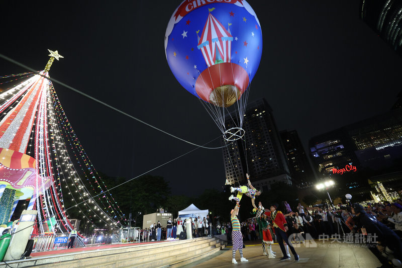 新北歡樂耶誕城開城，現場呈現精彩馬戲表演，新北市長侯友宜（前右）出席主持開城點燈儀式，與民眾一同迎接一年一度的盛事。中央社記者趙世勳攝　114年11月14日