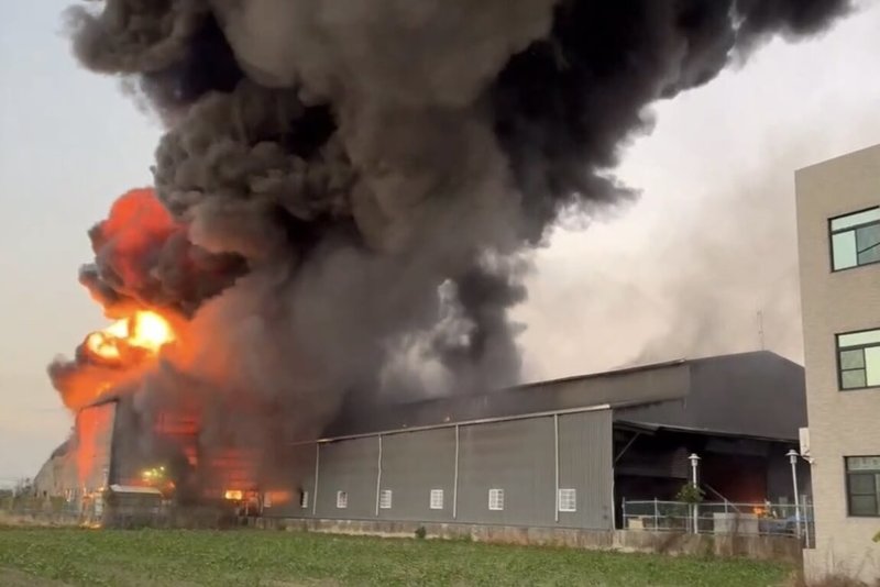 台南市安定區某廢水處理工程公司14日下午發生大火，濃濃黑煙直衝天際、橘色火光驚人，消防獲報出動大批人車到場灌救。（台南市消防局提供）中央社記者張榮祥台南傳真　114年11月14日