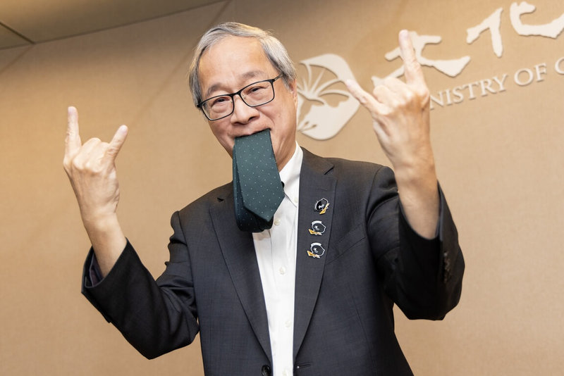 響應即將在芬蘭登場的F:F:F音樂節，文化部長李遠（圖）14日特別在胸前別上搖滾版黑色a-We徽章、比出Rock手勢，展現搖滾態度。（文化部提供）中央社記者王寶兒傳真　114年11月14日