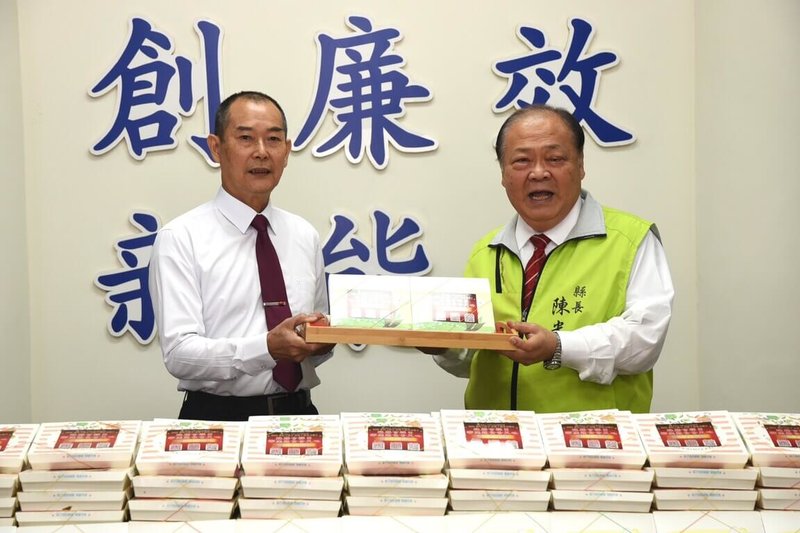 澎湖準提佛苑14日準備668份蔬食便當，致贈給縣府，由縣長陳光復（右）代表接受，也盼望民眾能從日常飲食中落實愛地球的精神。（澎湖縣政府提供）中央社　114年11月14日
