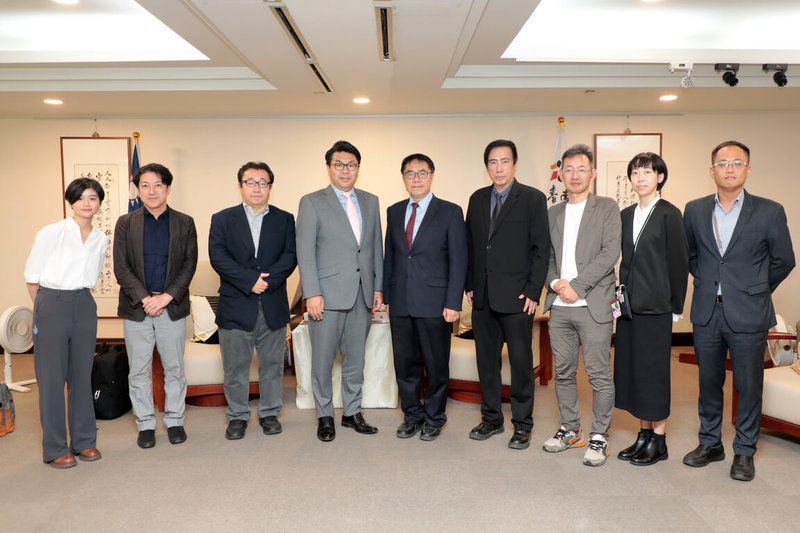 日本北海道美唄市長櫻井恒（左4）14日拜會台南市長黃偉哲（左5），黃偉哲期待以農產交流為起點，讓兩市互動更密切。（台南市政府提供）中央社記者張榮祥台南傳真　114年11月14日