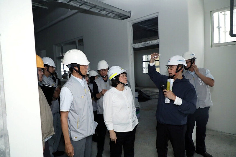 嘉義市政府因應湖子內區段徵收人口成長帶來的教育資源需求,興安國小幼兒園新建工程進度目前已達74%,預計115年5月底完工、9月可望招生。圖為市長黃敏惠(前中)13日前往工地視察。(嘉義市政府提供)中央社記者黃國芳傳真 114年11月14日