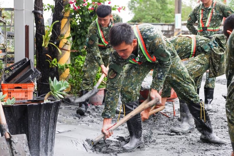 颱風鳳凰造成花蓮馬太鞍溪洪災衝擊鳳林鎮等地，國軍第2作戰區表示，截至14日已派遣花東2地救災兵力1079人次，各類型機具、車輛包括推土機等19項125件；同時並由第4、第5作戰區跨區增援工兵重機具，協助道路清淤及家園環境整理，盼加速居民重整家園。（國軍第2作戰區提供）中央社記者盧太城花蓮傳真  114年11月14日
