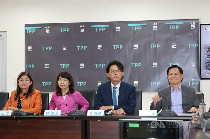 台灣民眾黨團14日上午於黨團召開環境影響評估法、內政部組織法等修正法案院會表決前記者會，民眾黨黨團總召黃國昌（右2）、副總召張啓楷（右1）、立委陳昭姿（左2）、麥玉珍（左1）一同出席。中央社記者翁睿坤攝 114年11月14日