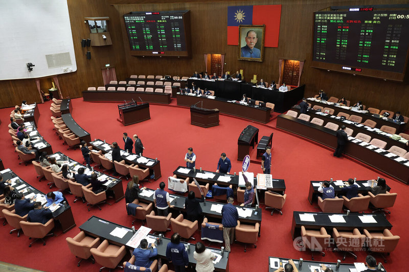 立法院會14日經黨團協商達成共識，同意行政院所提「中央政府花蓮馬太鞍溪堰塞湖災後重建特別預算案」納入14日立法院會報告事項，並於18日院會邀請行政院長卓榮泰列席報告特別預算案編製經過並備詢。圖為立法院表決。中央社記者翁睿坤攝 114年11月14日