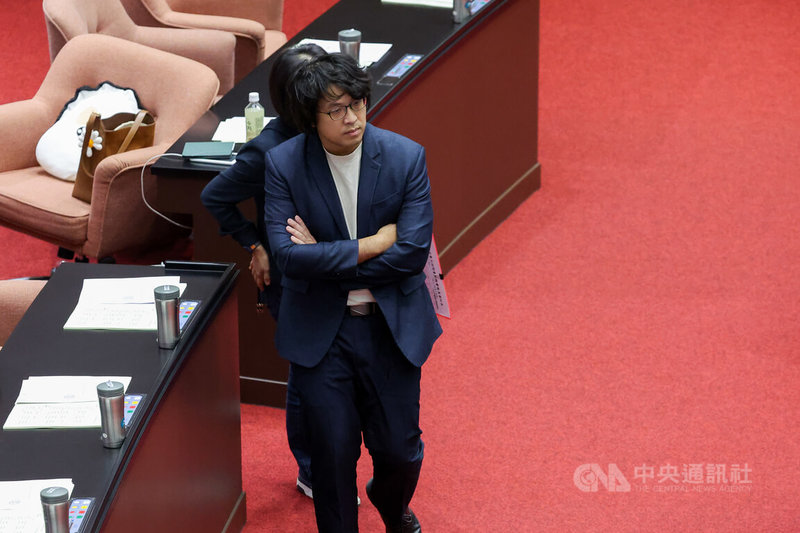 民進黨立委沈伯洋（前）近日遭中共立案調查並展開全球抓捕，民進黨立法院黨團14日提案，建請立法院會作成決議，譴責中共跨境鎮壓惡行，無權對台灣人民實施任何懲戒。中央社記者翁睿坤攝 114年11月14日