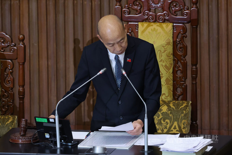 立法院會14日下午處理國民黨團所提財劃法部分條文修正草案，在野黨在人數優勢下，經逐條表決後，三讀修正通過，立法院長韓國瑜（圖）敲下議事槌。中央社記者翁睿坤攝　114年11月14日