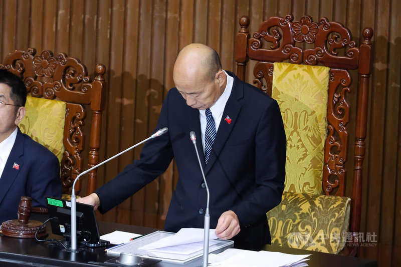 立法院會14日處理環境影響評估法修法，下午協商後進行表決，院長韓國瑜（圖）敲槌三讀通過。中央社記者翁睿坤攝　114年11月14日