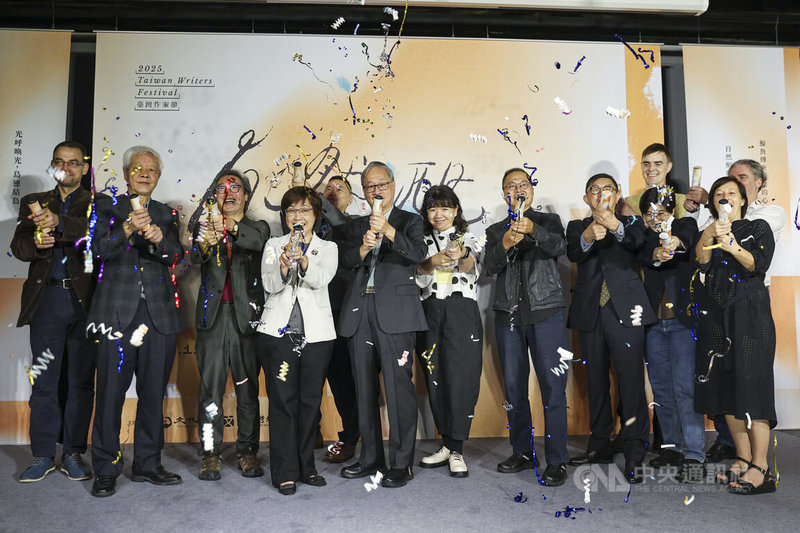 首屆台灣作家節14日登場，文化部長李遠（中）表示，期盼未來每年的11月大家印象中不再只有「金馬獎」，而是記得還有「台灣作家節」。圖為記者會上與會來賓共同啟動「文學彩炮」。中央社記者鄭清元攝　114年11月14日