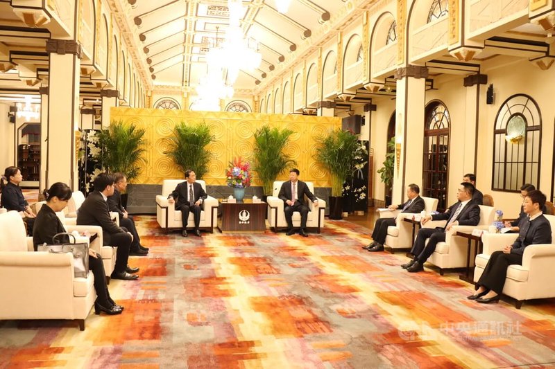 在兩岸關係上資歷豐富的新任中國國民黨副主席張榮恭，14日赴上海，在和平飯店與大陸國台辦主任宋濤會面。國民黨新任大陸事務部主任張雅屏、青年部主任李昶志也參與會見。中央社記者張淑伶上海攝  114年11月14日