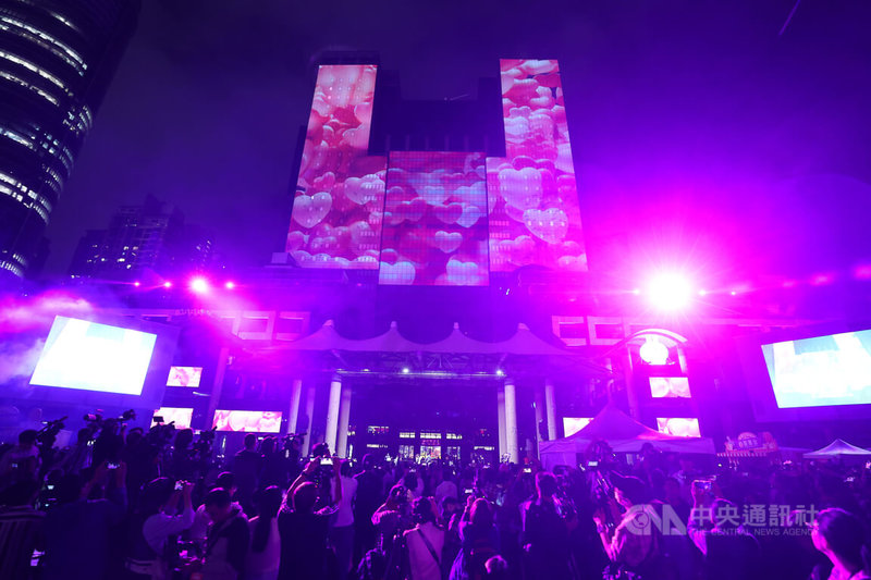 2025新北歡樂耶誕城新板特區盛大開城，現場群眾紛紛拿出手機搶拍精彩燈光秀，迎接年度盛事展開。中央社記者趙世勳攝　114年11月14日