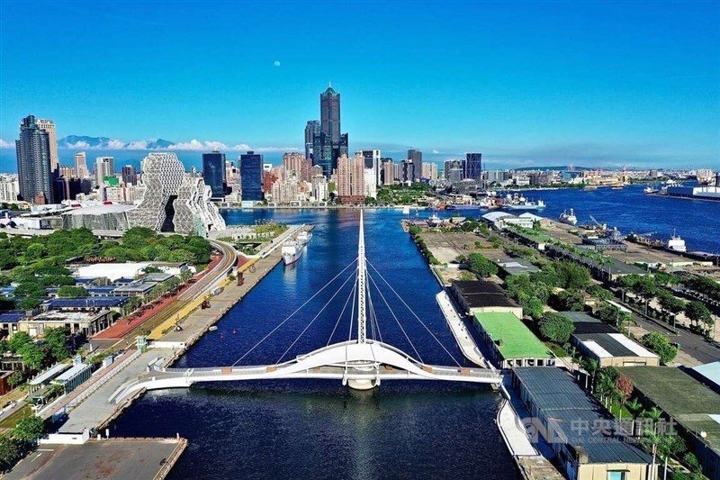 圖為高雄市愛河灣與大港橋。（中央社檔案照片）