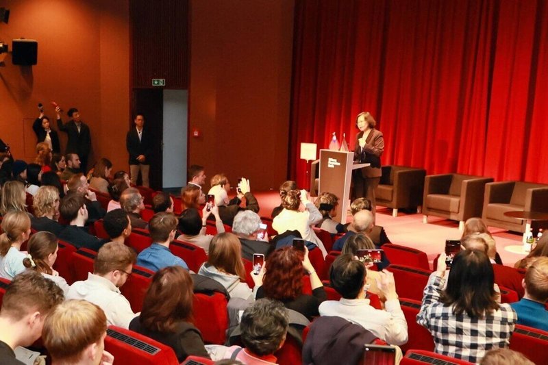 前總統蔡英文(台上講者)8日啟程訪問德國,期間受邀出席柏林自由週「零日攻擊」放映會活動,向長年推動台德友好交流的「德台協會」致意。(外交部提供)中央社記者楊堯茹傳真 114年11月14日