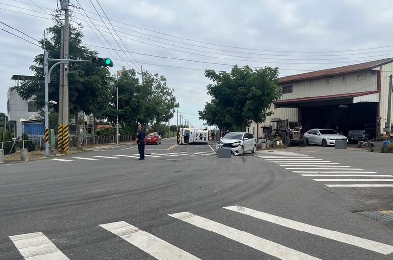 嘉義縣消防局六腳分隊救護車14日上午鳴笛執行救護勤務，在六腳鄉蒜頭村附近與自小客車發生碰撞，救護車翻覆路中，3人受傷。（警方提供）中央社記者蔡智明傳真　114年11月14日
