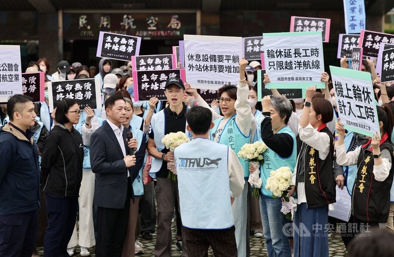 桃園市空服員職業工會14日率領工會成員到民航局前舉行記者會，要求民航局盡速啟動修法，落實監督航空業，終結空服員過勞情形。中央社記者王飛華攝　114年11月14日
