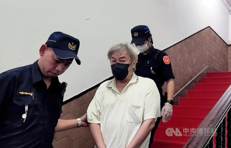 遠東航空董事長張綱維（中）。（中央社檔案照片）