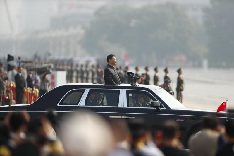 圖為中國國家主席習近平（車上站立者）2019年校閱部隊。（中新社）
