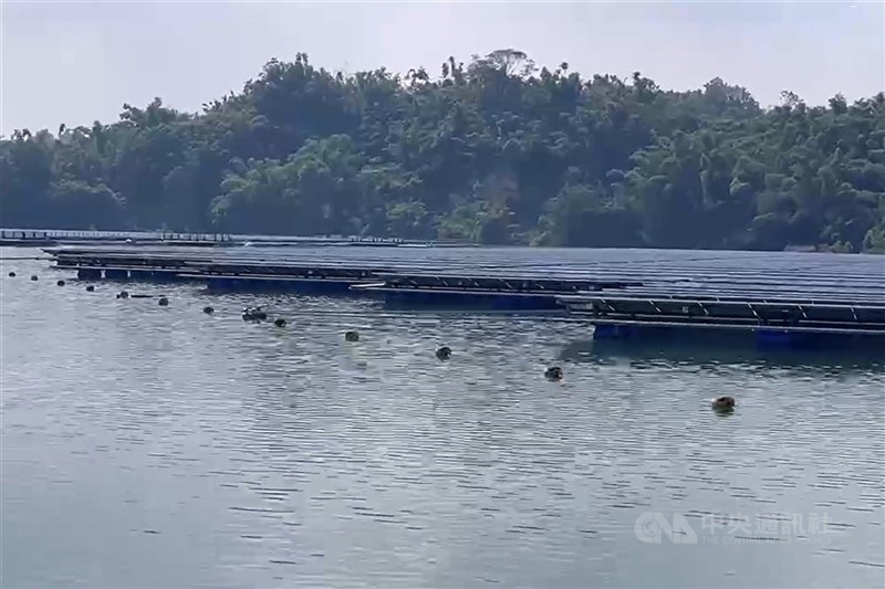 圖為烏山頭水庫水面型太陽光電設施。（中央社檔案照片）