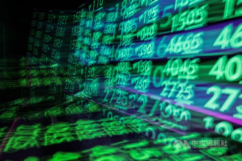 台股14日跌506.06點，外資賣超新台幣603.99億元，創2025年單日第3高金額。（中央社檔案照片）