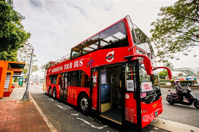 圖為「南回海岸飛颺趣」雙層巴士。（中央社檔案照片）