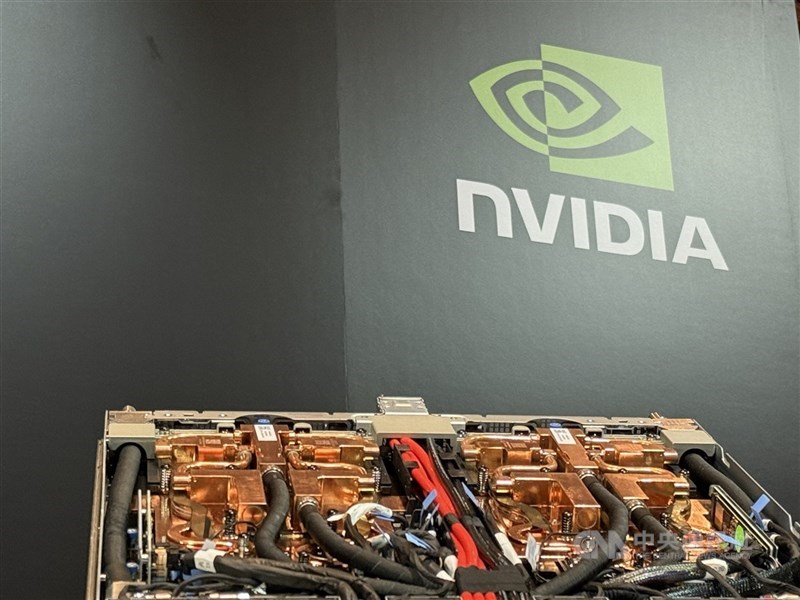 輝達（NVIDIA）於台北國際電腦展（COMPUTEX）現場展示輝達人工智慧（AI）伺服器。（中央社檔案照片）