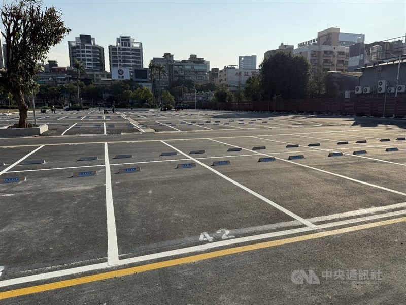 圖為台北市第一殯儀館拆除後空地改建的平面停車場。(中央社檔案照片)