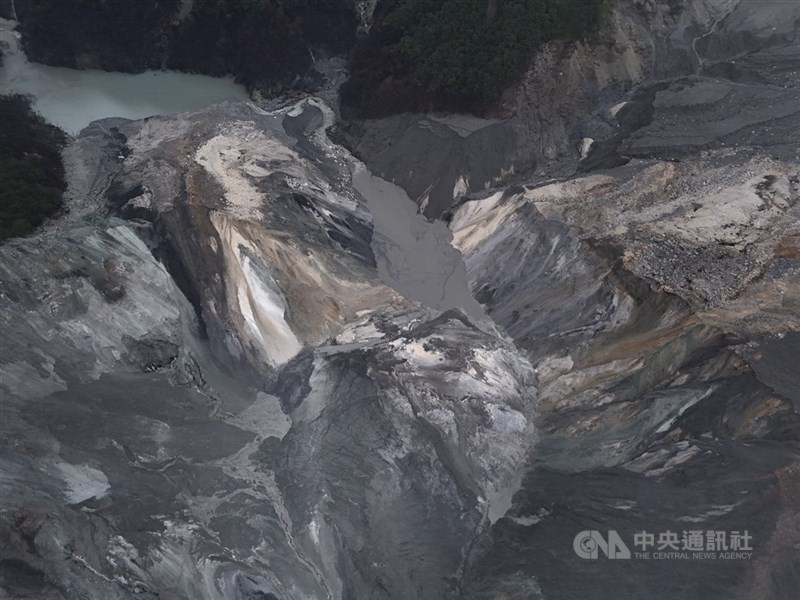 圖為馬太鞍溪堰塞湖溢流口處前300公尺的新堰塞湖。（林業及自然保育署花蓮分署提供）