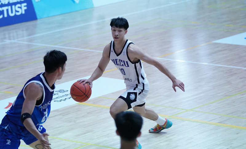 UBA大專籃球聯賽政治大學14日預賽靠著宋昕澔（持球者）攻下全隊最高的20分，終場政大就以118比59大勝中原大學、為新賽季開出紅盤，也締造跨季51連勝紀錄。（大專體總提供）中央社記者陳容琛傳真　114年11月14日