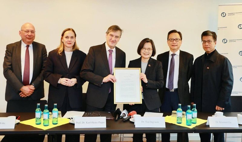 前總統蔡英文（右3）8日啟程訪問德國，期間接受諾曼自由基金會（Friedrich Naumann Foundation）頒贈友誼獎狀。（外交部提供）中央社記者楊堯茹傳真　114年11月14日