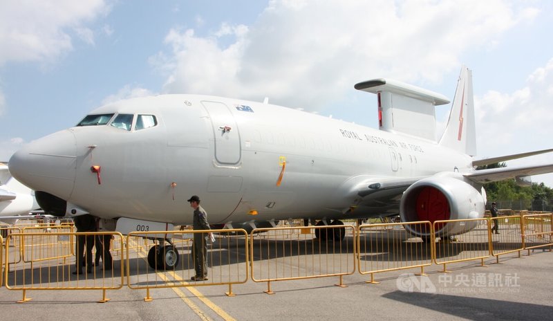 荷蘭國防部表示，荷蘭與多個北約歐洲夥伴已取消購買美國波音E-7「楔尾」（Wedgetail）預警機的計畫，另覓替代機型取代老化的波音E-3A空中預警機隊。圖為澳洲空軍之前參加新加坡航展的E-7預警機。中央社記者陳亦偉攝  114年11月14日