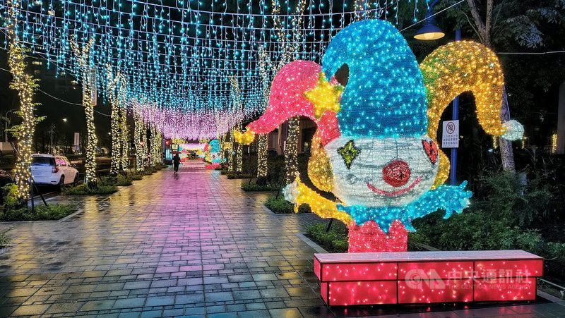 新北歡樂耶誕城主會場市府市民廣場周邊燈飾繽紛亮起，呼應今年的「馬戲嘉年華」主題。中央社記者黃旭昇新北市攝　114年11月14日