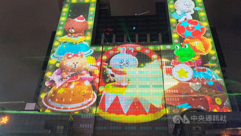 新北歡樂耶誕城14日晚間揭幕，首演3D光雕秀由新加坡團隊精心設計，運用細膩光影技術，讓知名IP LINE FRIENDS角色躍上市府大樓外牆。中央社記者黃旭昇新北市攝　114年11月14日