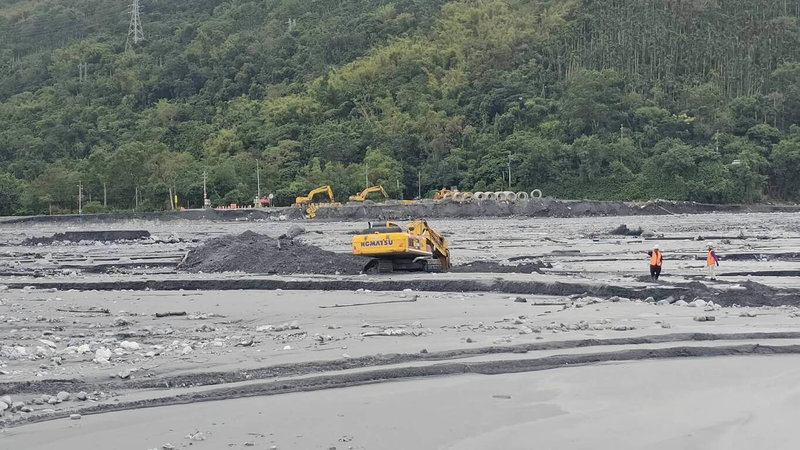 花蓮馬太鞍溪橋涵管便道因溪水暴漲、新堰塞湖溢流,9成便道埋在河床,公路局14日趁水位稍退進場試挖,初步確認涵管大致完好,但詳細災損情形仍有待確認。(民眾提供)中央社記者張祈傳真 114年11月14日