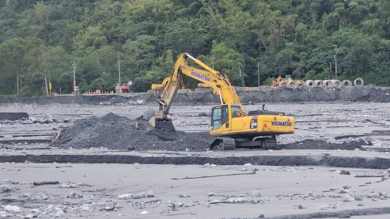 花蓮馬太鞍溪橋涵管便道因溪水暴漲、新堰塞湖溢流，9成便道埋在河床，公路局趁水位稍退進場試挖，初步確認涵管大致完好，詳細災損情形仍待確認。（民眾提供）中央社記者張祈傳真 114年11月14日