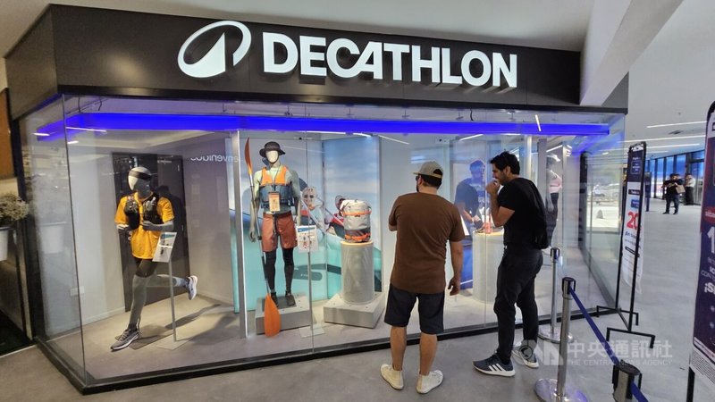 法國運動用品專賣店在阿根廷開幕首日，無法進場的民眾在品牌櫥窗前，觀看外商品牌提供的產品。中央社記者黃韻如布宜諾斯艾利斯攝　114年11月14日