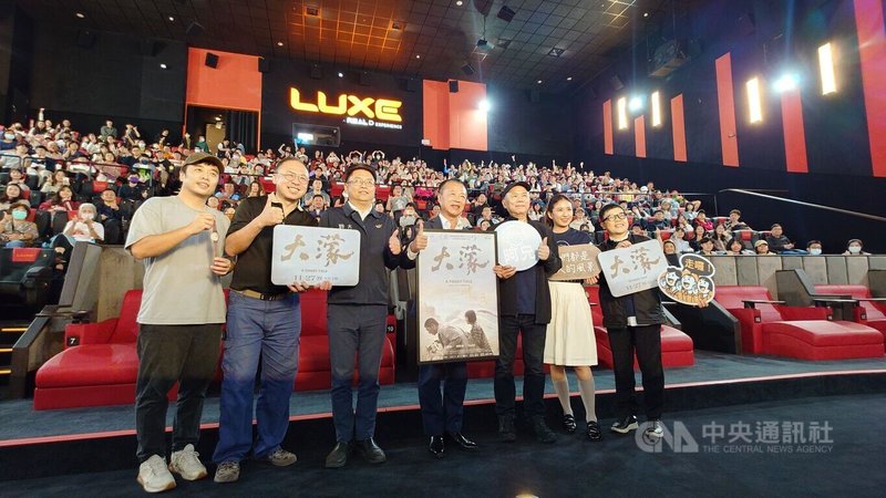 入圍第62屆金馬獎最佳影片等11項大獎電影「大濛」，13日晚在嘉義辦首映會，導演陳玉勳（前排右3）、演員9m88（前排右2）與嘉義縣長翁章梁（前排右中）皆出席，吸引爆滿的觀眾。中央社記者蔡智明攝　114年11月14日