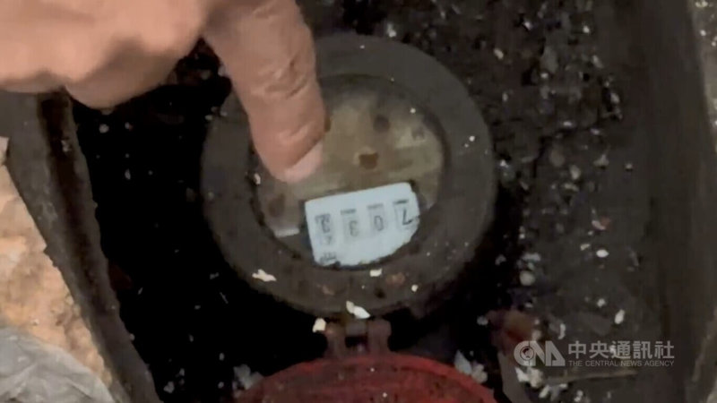 台中市北屯區一處住宅因近2個月用水過量，水公司抄表員發現異常通報，警方13日發現屋內獨居82歲曾姓女子已身亡；由於該住宅水表逾7000度，水公司已先關閉供水並拆除水表。（翻攝照片）中央社記者蘇木春傳真　114年11月14日