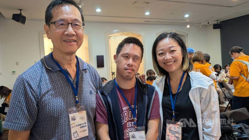 35歲唐氏症患者小瑋（化名）（中）因表達能力不佳，一遇到事情容易生氣、憤怒地大喊大叫。所幸透過輔助溝通系統AAC，小瑋開始學會訴說，他的故事更在第3屆AAC影音創作比賽拿下第2名。中央社記者曾以寧攝　114年11月14日