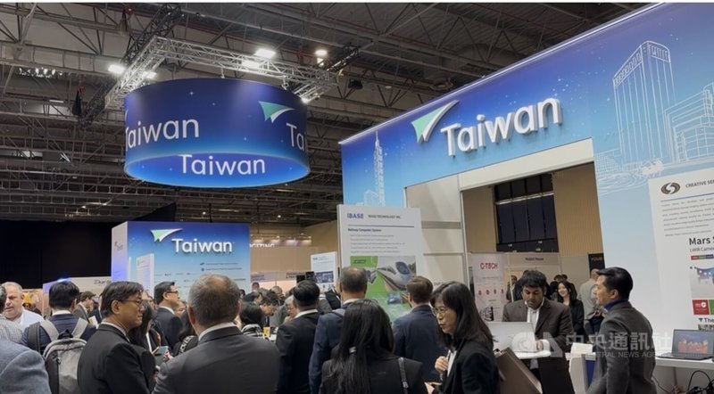 波蘭華沙舉行烏克蘭重建展,台灣館為亞洲唯一的整體形象館,現場聚集許多台灣廠商與訪客。中央社記者彭維楀華沙攝 114年11月14日