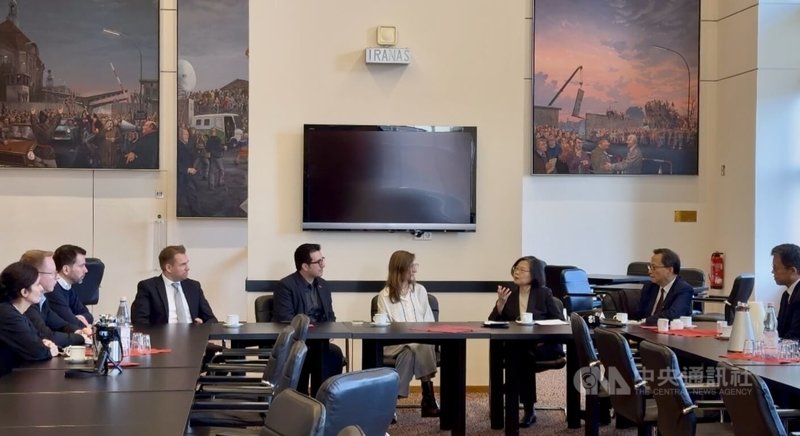 蔡英文在柏林邦議會會見柏林邦議會友台小組成員,對談話題涵蓋台德城市科技、教育與經濟合作,也強調民主陣營合作的重要性。中央社記者林尚縈柏林攝 114年11月14日