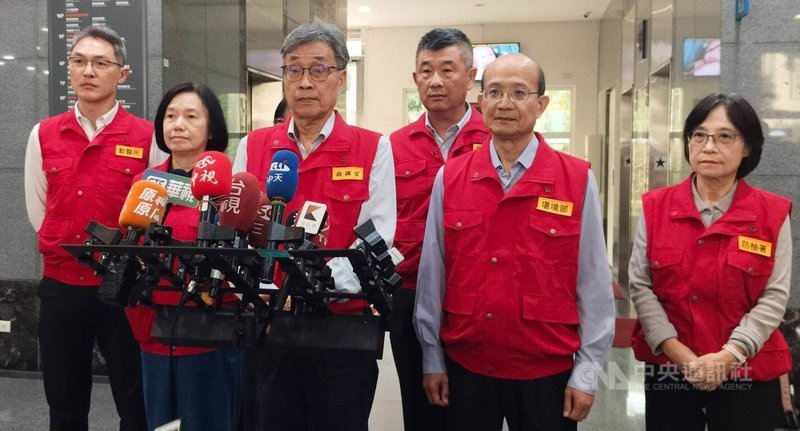 非洲豬瘟中央災害應變中心14日開會後，指揮官、農業部長陳駿季（左3）、環境部環境管理署副署長林左祥（右2）等人受訪，說明恢復廚餘養豬需達成的條件，及相關規定預計在12月6日前公告。中央社記者汪淑芬攝　114年11月14日